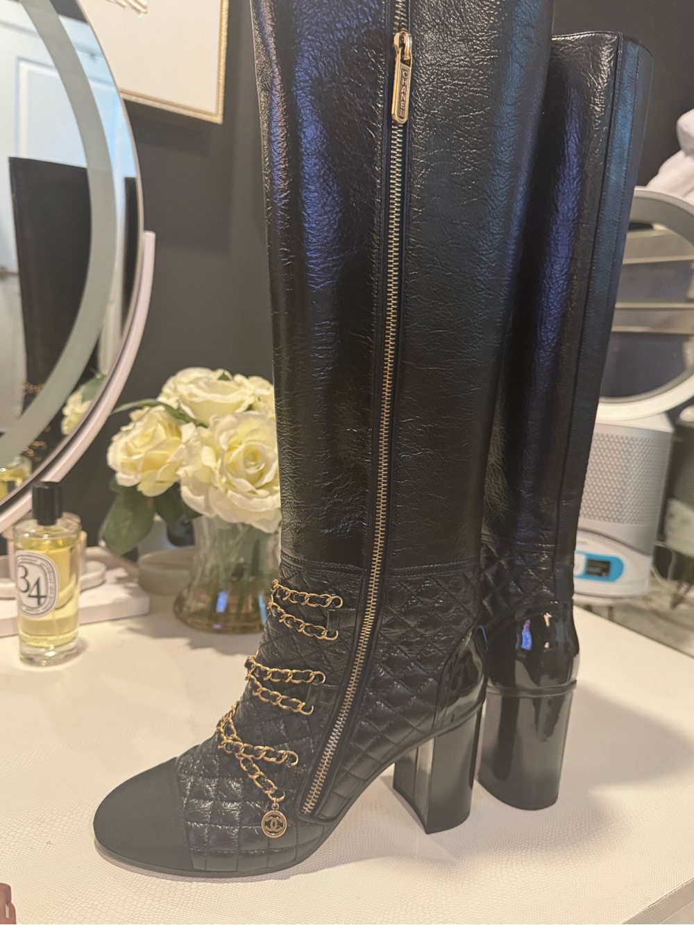 Designer Chanel Black Quilted Knee-High Boots with Gold Chain Detail - Picture 4 of 10